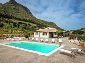 Гостиница Holiday Home in Castellammare del Golfo with Pool, Кастелламмаре Дель Гольфо